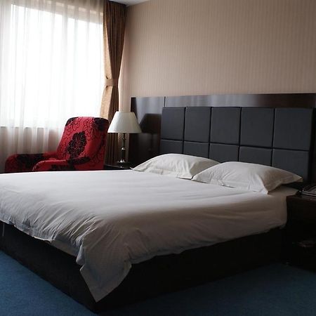 Chuxiong Mansion Yi Ren Hotel- Кунмин Екстериор снимка